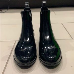 Short black rain boots